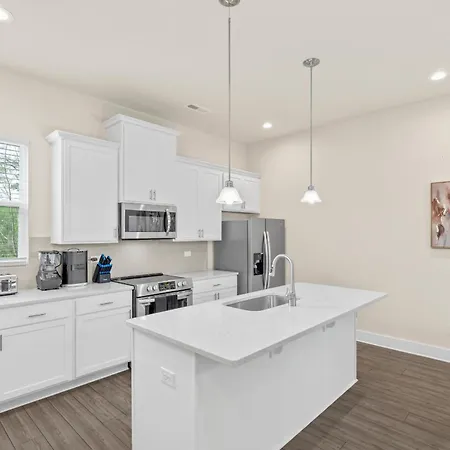 Private Haven In Charlotte, 5mins Uptown, Fast Wi-fi Holiday home Charlotte