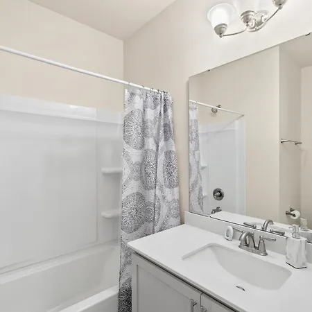 Holiday home Private Haven In Charlotte, 5mins Uptown, Fast Wi-fi *