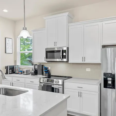 Private Haven In Charlotte, 5mins Uptown, Fast Wi-fi Holiday home Charlotte