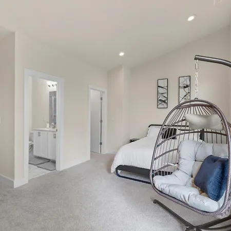 Private Haven In Charlotte, 5mins Uptown, Fast Wi-fi Holiday home *