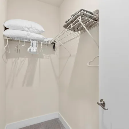 Private Haven In Charlotte, 5mins Uptown, Fast Wi-fi Holiday home *
