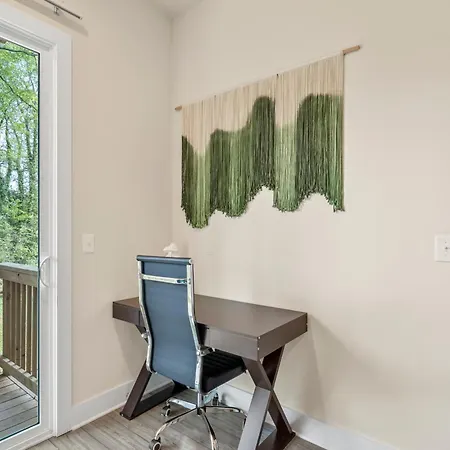 Private Haven In Charlotte, 5mins Uptown, Fast Wi-fi Holiday home Charlotte