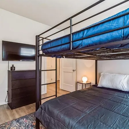 Pooltable-15 Mins To Uptown & Dt-king Bed! Holiday home *