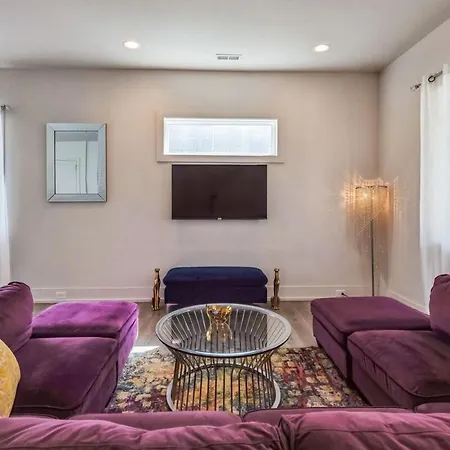 Pooltable-15 Mins To Uptown & Dt-king Bed! *