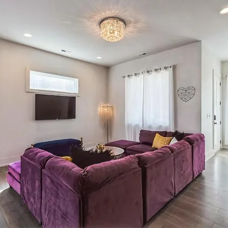 Holiday home Pooltable-15 Mins To Uptown & Dt-king Bed! *