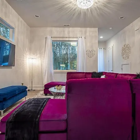 Holiday home Pooltable-15 Mins To Uptown & Dt-king Bed!