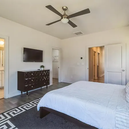 Pooltable-15 Mins To Uptown & Dt-king Bed!