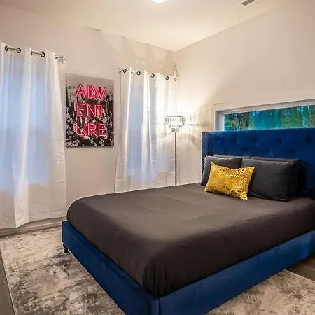 Pooltable-15 Mins To Uptown & Dt-king Bed! Holiday home