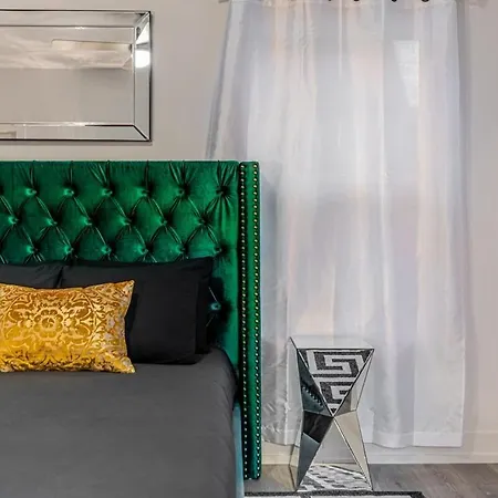 Holiday home Pooltable-15 Mins To Uptown & Dt-king Bed! *
