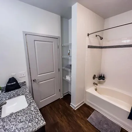 Apartment Luxurious King Bed In Midtown!