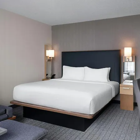 Courtyard Center 3*