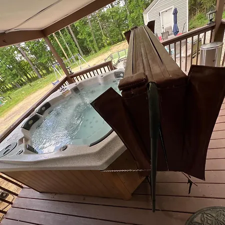 Family House With Jacuzzi Holiday home Charlotte