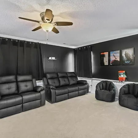 3br Gem! Theater With Large Yard! 5 Miles To Airport And Uptown! Free Parking! Pets Ok!
