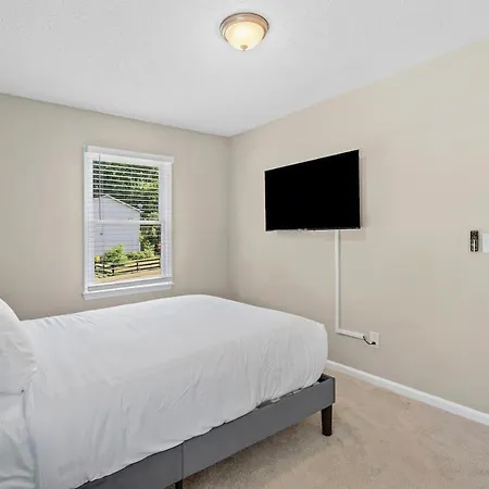 3br Gem! Theater With Large Yard! 5 Miles To Airport And Uptown! Free Parking! Pets Ok! *