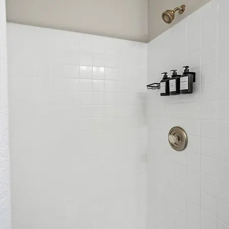 3br Gem! Theater With Large Yard! 5 Miles To Airport And Uptown! Free Parking! Pets Ok! Apartment *
