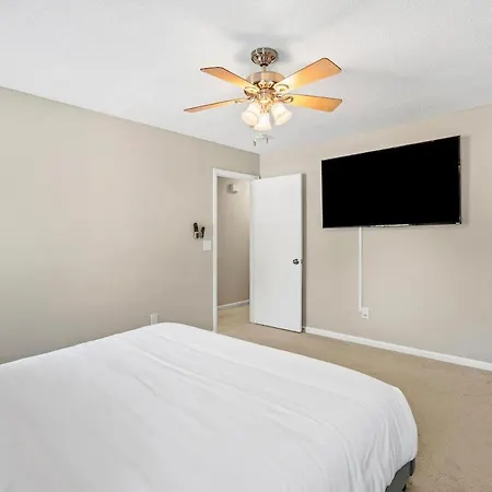 Apartment 3br Gem! Theater With Large Yard! 5 Miles To Airport And Uptown! Free Parking! Pets Ok! *
