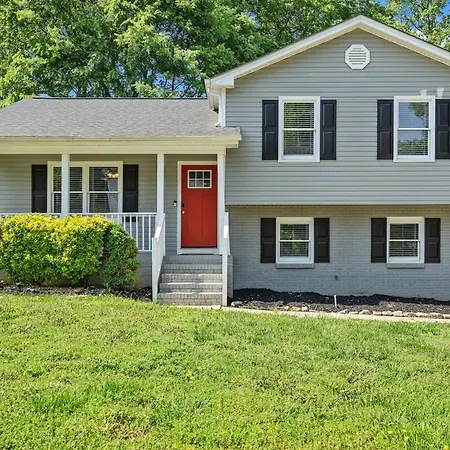 3br Gem! Theater With Large Yard! 5 Miles To Airport And Uptown! Free Parking! Pets Ok! Charlotte