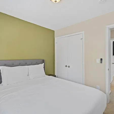 Apartment 3br Gem! Theater With Large Yard! 5 Miles To Airport And Uptown! Free Parking! Pets Ok!