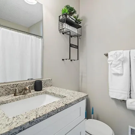 3br Gem! Theater With Large Yard! 5 Miles To Airport And Uptown! Free Parking! Pets Ok!