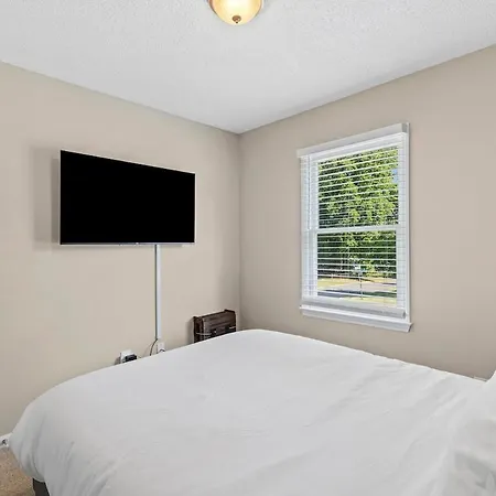 3br Gem! Theater With Large Yard! 5 Miles To Airport And Uptown! Free Parking! Pets Ok! *