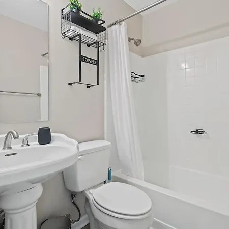 3br Gem! Theater With Large Yard! 5 Miles To Airport And Uptown! Free Parking! Pets Ok! Apartment