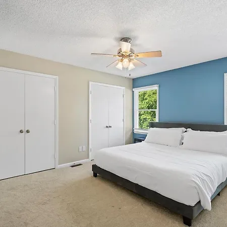 Apartment 3br Gem! Theater With Large Yard! 5 Miles To Airport And Uptown! Free Parking! Pets Ok! Charlotte