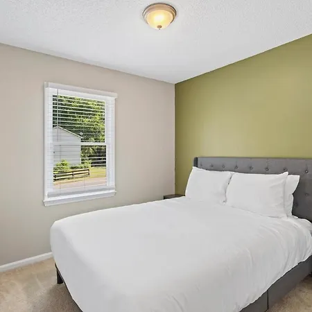 Apartment 3br Gem! Theater With Large Yard! 5 Miles To Airport And Uptown! Free Parking! Pets Ok!