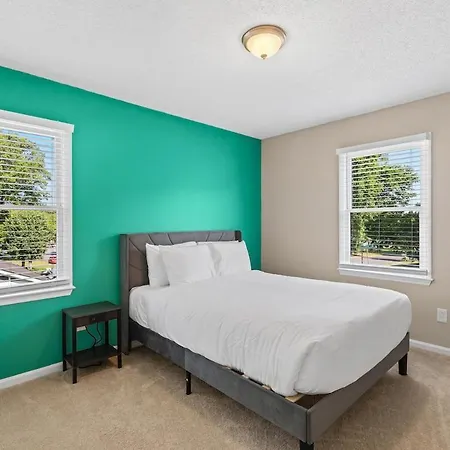 3br Gem! Theater With Large Yard! 5 Miles To Airport And Uptown! Free Parking! Pets Ok! Charlotte