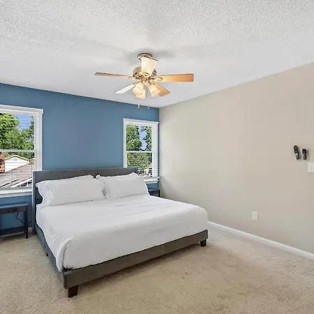 3br Gem! Theater With Large Yard! 5 Miles To Airport And Uptown! Free Parking! Pets Ok! Apartment