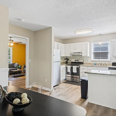 3br Gem! Theater With Large Yard! 5 Miles To Airport And Uptown! Free Parking! Pets Ok! Apartment *