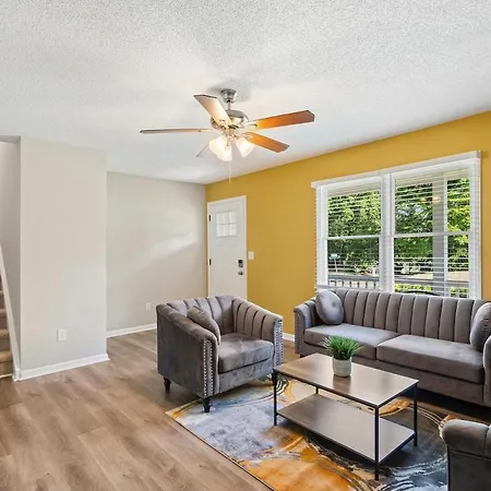 3br Gem! Theater With Large Yard! 5 Miles To Airport And Uptown! Free Parking! Pets Ok! *