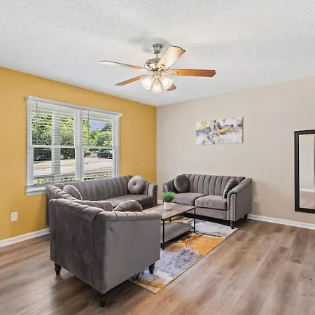 3br Gem! Theater With Large Yard! 5 Miles To Airport And Uptown! Free Parking! Pets Ok!