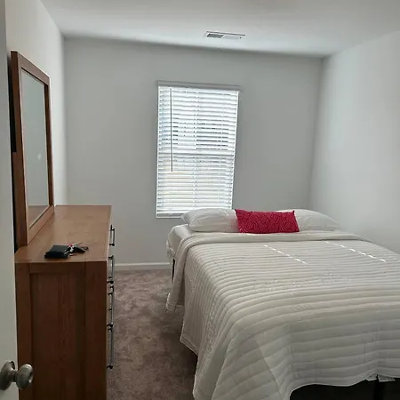 Modern 3 Bedroom Home And Family-Friendly Holiday home Charlotte