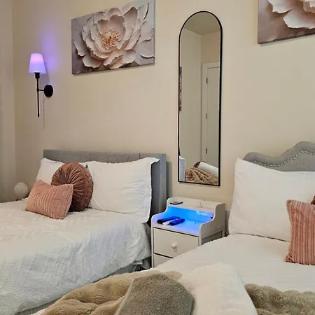 Holiday home Stylish 3br In Clt, Close To Downtown, Airport, Wfh & Parking & Family Friendly & Business Ready