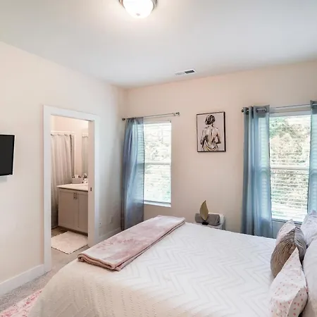 Stylish 3br In Clt, Close To Downtown, Airport, Wfh & Parking & Family Friendly & Business Ready Holiday home Charlotte