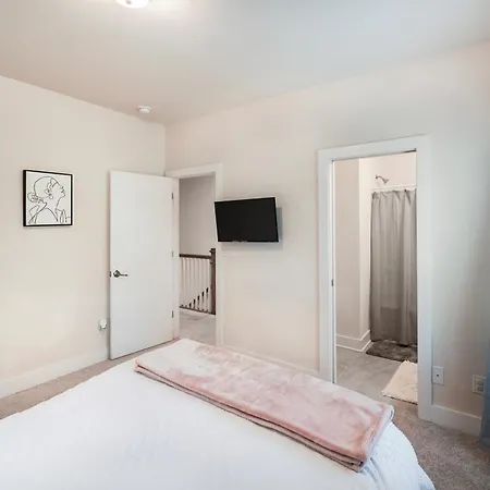 Stylish 3br In Clt, Close To Downtown, Airport, Wfh & Parking & Family Friendly & Business Ready * Charlotte