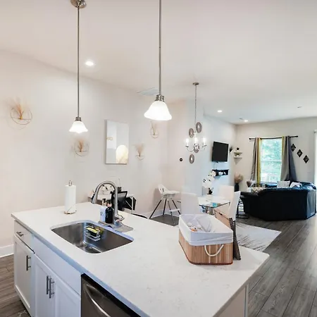 Stylish 3br In Clt, Close To Downtown, Airport, Wfh & Parking & Family Friendly & Business Ready *