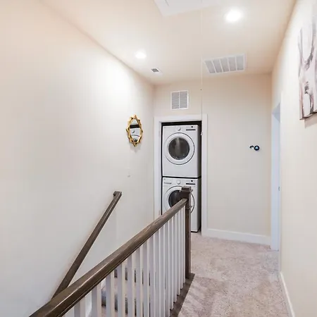 Stylish 3br In Clt, Close To Downtown, Airport, Wfh & Parking & Family Friendly & Business Ready Holiday home