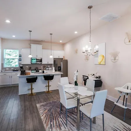 Stylish 3br In Clt, Close To Downtown, Airport, Wfh & Parking & Family Friendly & Business Ready Holiday home *