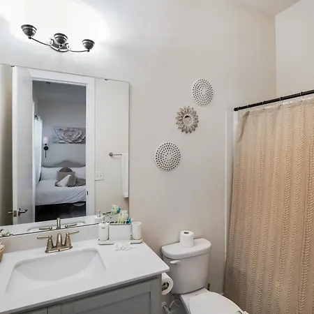 Stylish 3br In Clt, Close To Downtown, Airport, Wfh & Parking & Family Friendly & Business Ready