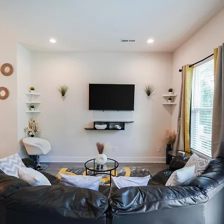 Holiday home Stylish 3br In Clt, Close To Downtown, Airport, Wfh & Parking & Family Friendly & Business Ready