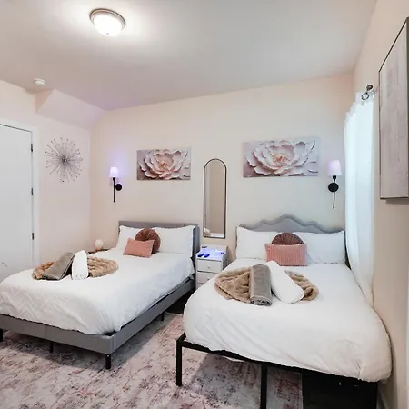 Holiday home Stylish 3br In Clt, Close To Downtown, Airport, Wfh & Parking & Family Friendly & Business Ready