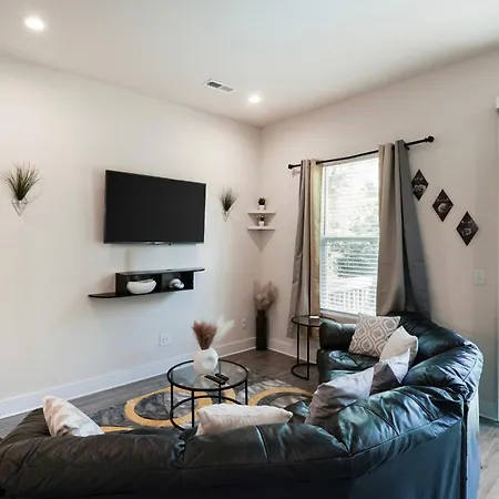 Stylish 3br In Clt, Close To Downtown, Airport, Wfh & Parking & Family Friendly & Business Ready *