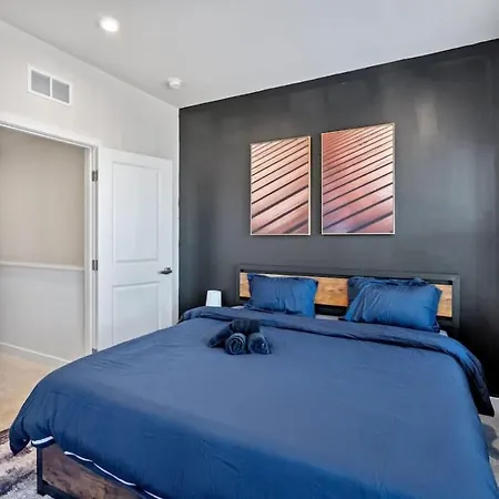 Holiday home Luxurious King 3br Townhouse Mins To Uptown Clt!