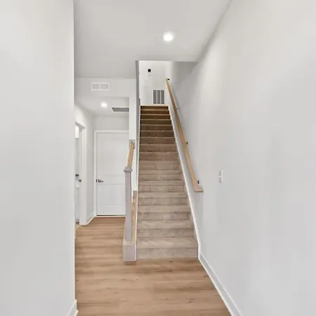 Luxurious King 3br Townhouse Mins To Uptown Clt! Holiday home Charlotte
