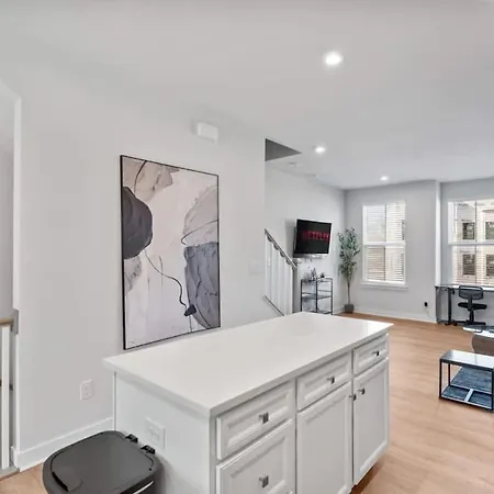 Holiday home Luxurious King 3br Townhouse Mins To Uptown Clt! *