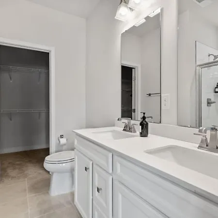 Luxurious King 3br Townhouse Mins To Uptown Clt! Holiday home