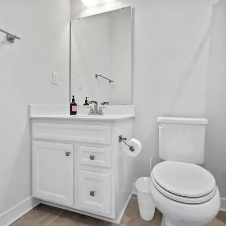 Holiday home Luxurious King 3br Townhouse Mins To Uptown Clt!