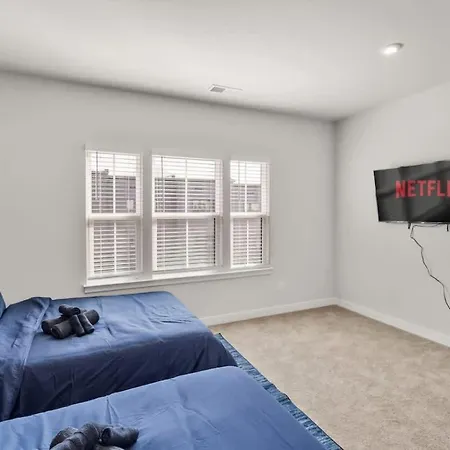 Holiday home Luxurious King 3br Townhouse Mins To Uptown Clt! *