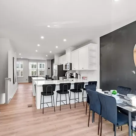 Luxurious King 3br Townhouse In Uptown Charlotte! Holiday home